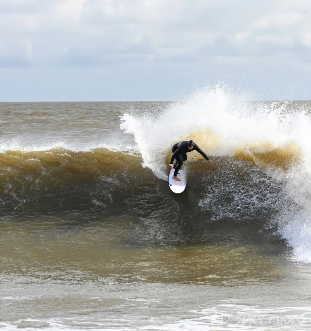Surfista encaixado numa secção oca