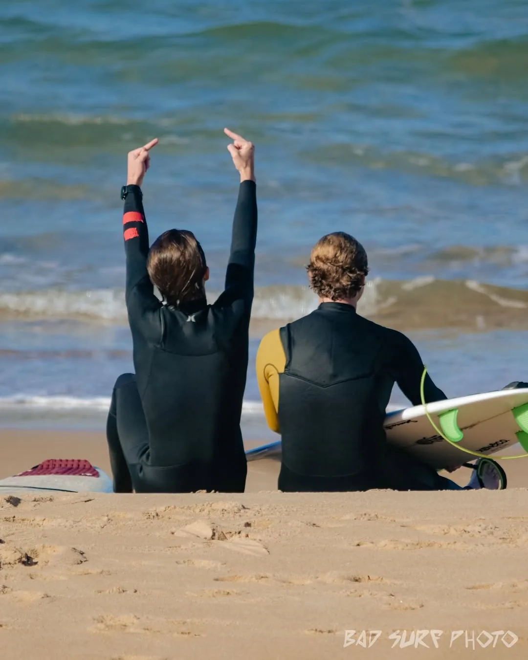 Surfistas na praia a comemorar depois da sessão