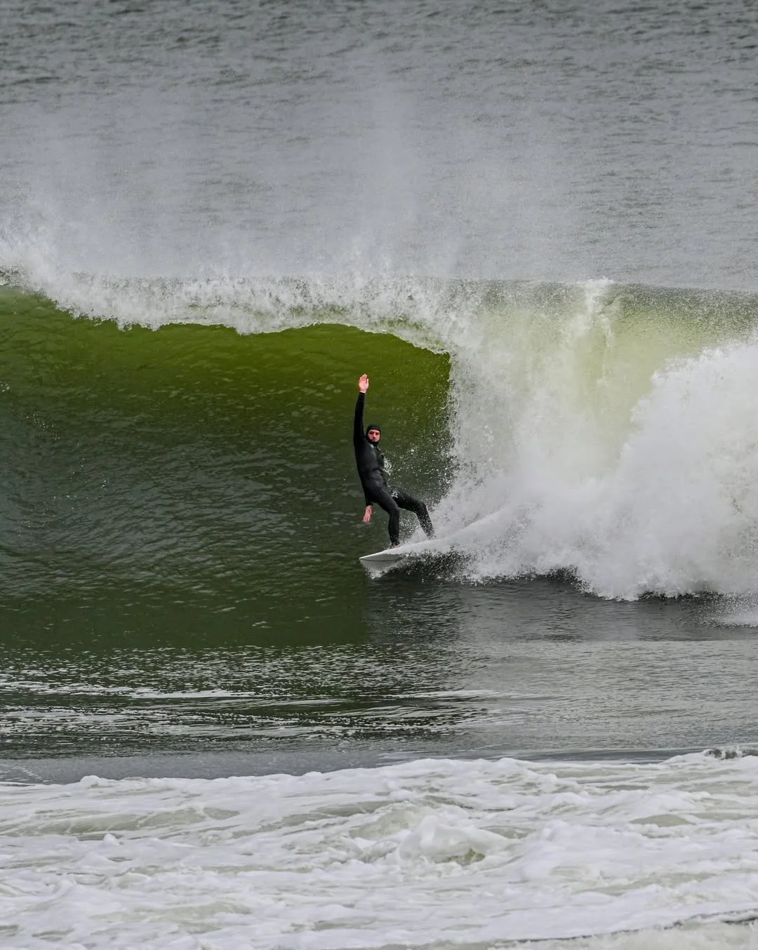 Surfista fundo dentro da onda
