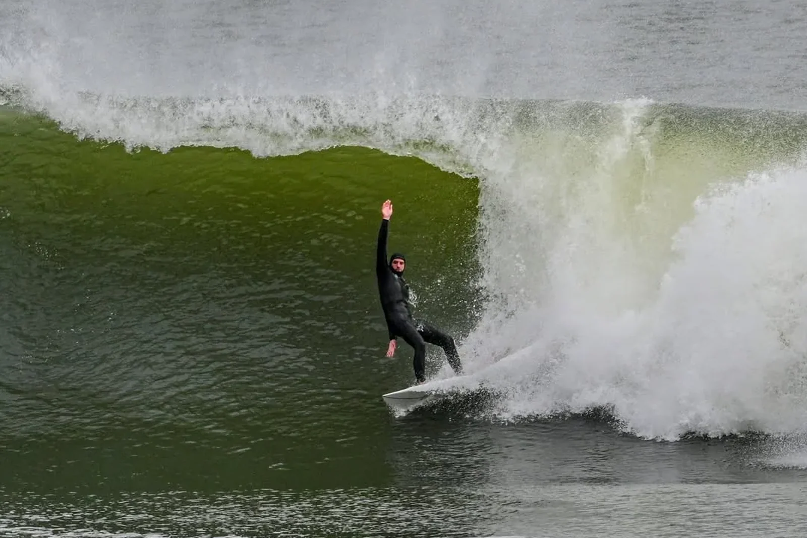 Surfista numa secção tubular filmada da areia