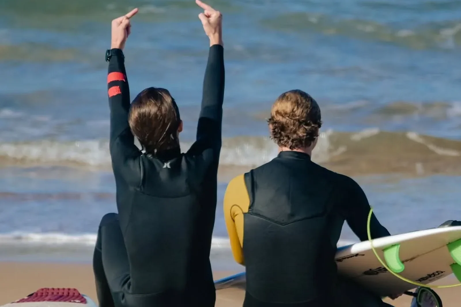 Dois surfistas na areia antes de entrar na água